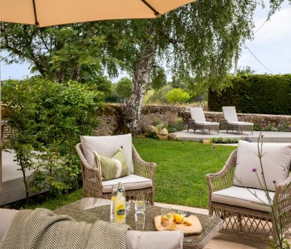 Apple Tree Cottage, Daglingworth garden - Stay Cotswold