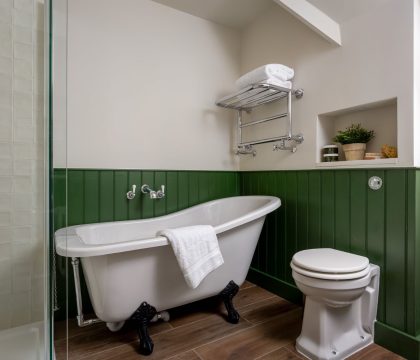 Apple Tree Cottage, Daglingworth family bathroom  - Stay Cotswold
