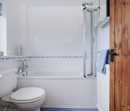 April Cottage Family Bathroom - StayCotswold