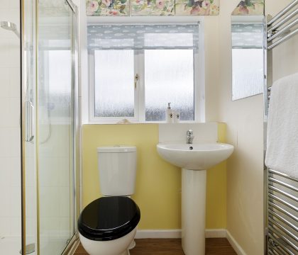 April Cottage Master Bedroom Ensuite - StayCotswold