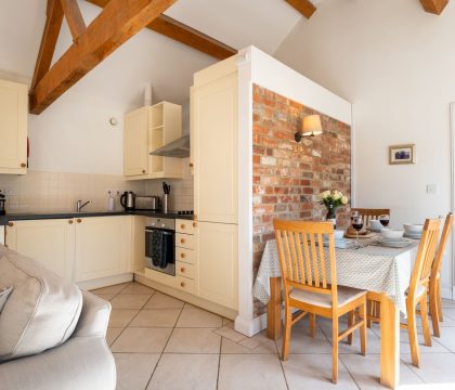 Blossom Barn Dining Room - StayCotswold 