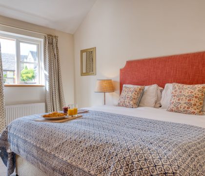 Blossom Barn Master Bedroom - StayCotswold 