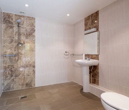 Blossom Barn Family Bathroom - StayCotswold 