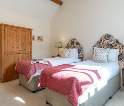 Flower Barn Bedroom 2 - StayCotswold