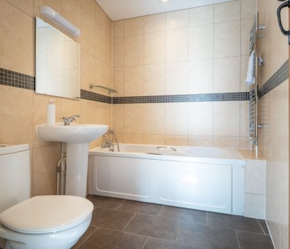 Flower Barn Family Bathroom - StayCotswold