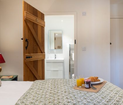 Flower Barn Ensuite - StayCotswold