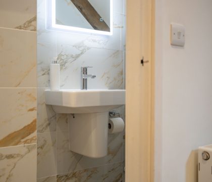 The Barn Bedroom 2 Ensuite - StayCotswold