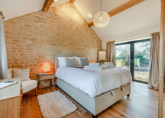 A Cotswold holiday cottage featuring a luxury ground floor bedroom