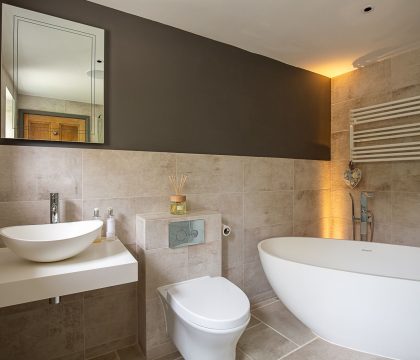 Fuschia Cottage Family Bathroom - StayCotswold