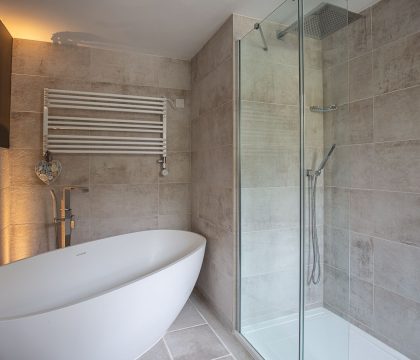 Fuschia Cottage Family Bathroom - StayCotswold