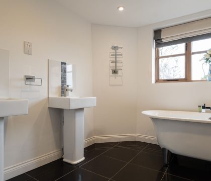 The Old Post Office Master Bedroom Ensuite - StayCotswold