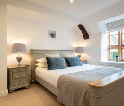 The Old Post Office Master Bedroom - StayCotswold