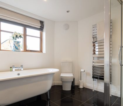 The Old Post Office Master Bedroom Ensuite - StayCotswold