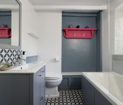 Archway House Family Bathroom - StayCotswold