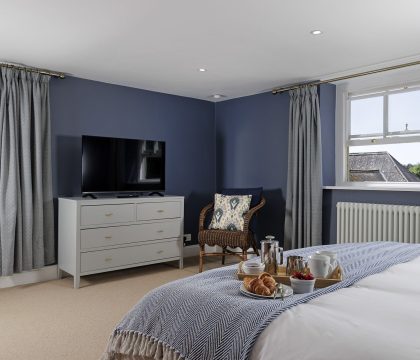 Green Farm Master Bedroom - StayCotswold