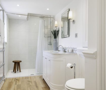 Green Farm Master Bedroom Ensuite - StayCotswold