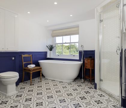 Green Farm Family Bathroom - StayCotswold