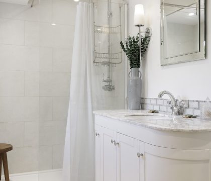 Green Farm Master Bedroom Ensuite - StayCotswold