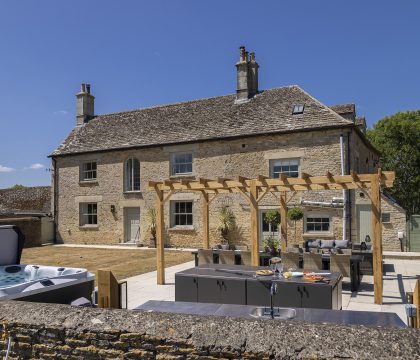 Green Farm Outside - StayCotswold