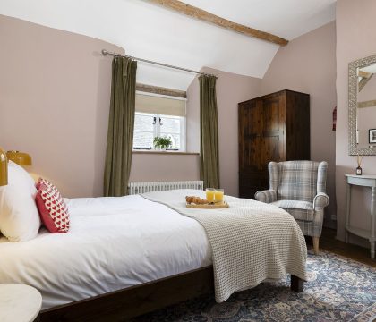 Winterberry Cottage Master Bedroom - StayCotswold