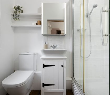 Winterberry Cottage Master Bedroom Ensuite - StayCotswold