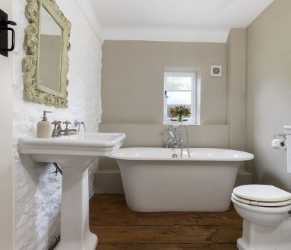 Winterberry Cottage Family Bathroom - StayCotswold