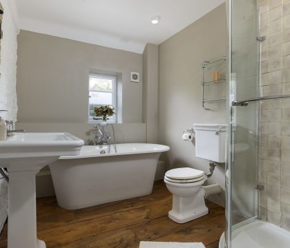 Winterberry Cottage Family Bathroom - StayCotswold