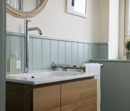 The Stables at Sturt Farm Family Bathroom - StayCotswold