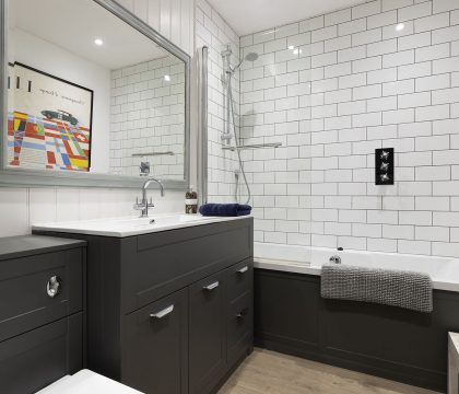 Honeysuckle House Family Bathroom - StayCotswold