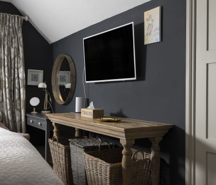 Honeysuckle House Master Bedroom - StayCotswold