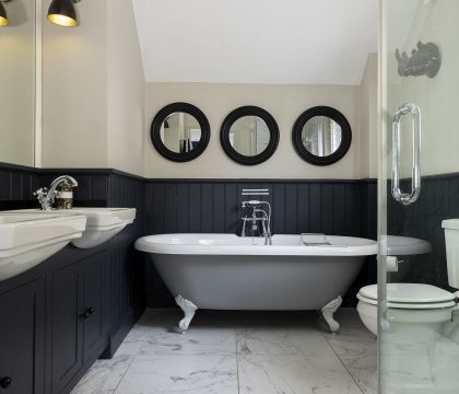 Honeysuckle House Master Bedroom Ensuite - StayCotswold