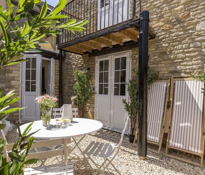 Flat 2 Martins House Patio - StayCotswold