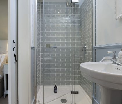Flat 2 Martins House Master Bedroom Ensuite - StayCotswold