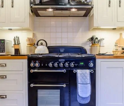 Rose Tree Cottage Kitchen - StayCotswold