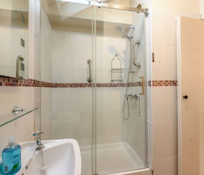Oxbow Cottage Shower - StayCotswold
