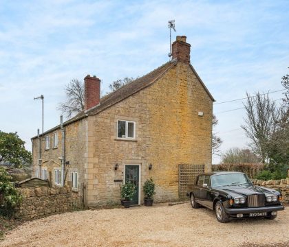 Holly Cottage Parking - StayCotswold