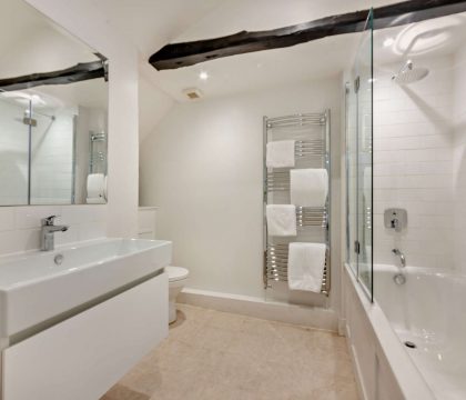 Causeway Cottage Master Bedroom Ensuite - StayCotswold