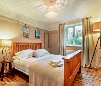 Holly Cottage Bedroom 2 - StayCotswold