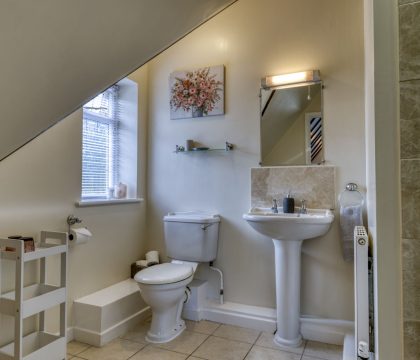 Augusta Cottage Bedroom 2 Ensuite - StayCotswold