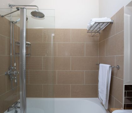 Enoch's Cottage Family Bathroom - StayCotswold