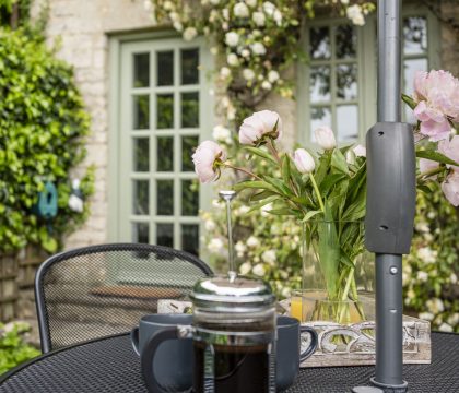 Lilac Cottage Garden - StayCotswold