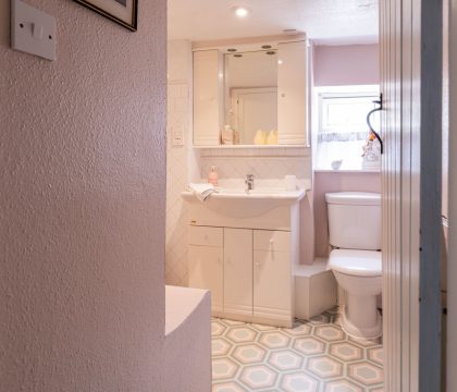 Pear Tree Cottage Bourton Family Bathroom - StayCotswold
