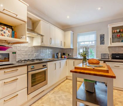 Myrtle Cottage Kitchen - StayCotswold