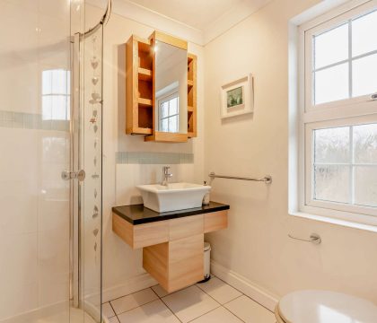 Myrtle Cottage Master Bedroom Ensuite - StayCotswold