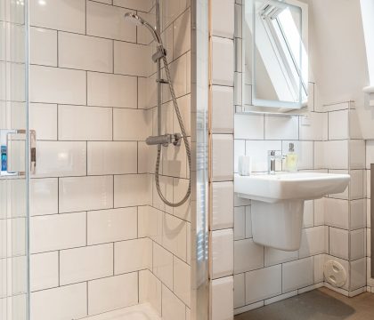 Piggy in the Middle Shower Room - StayCotswold
