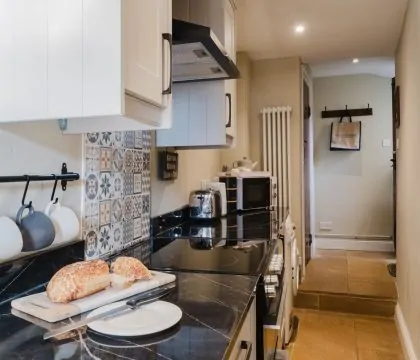 Cobblers Cottage Kitchen - StayCotswold