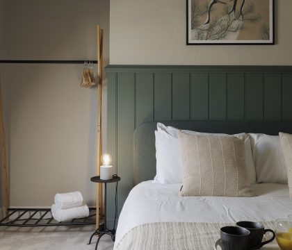 Molls Yard Bedroom 2 - StayCotswold