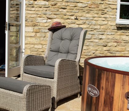 Stonelands Hot TUb - StayCotswold
