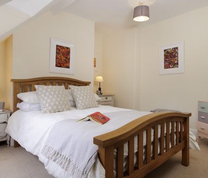 Izods Cottage Bedroom 3 - StayCotswold