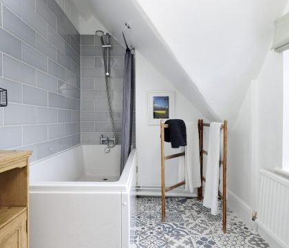 Izods Cottage Family Bathroom - StayCotswold